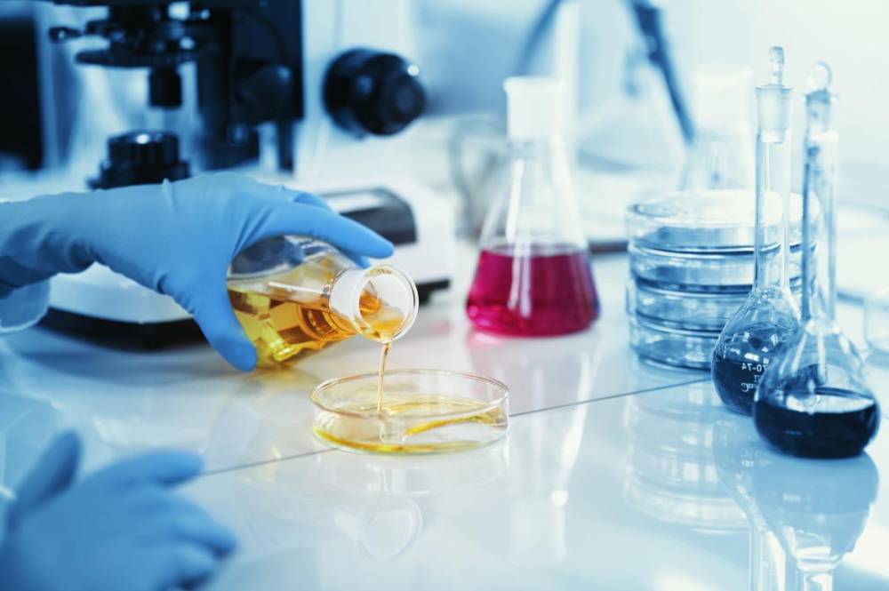 千库网_科学化学技术生物学人的概念年轻女科学家混合试剂从玻璃烧瓶内并在临床实验室试验或研究_摄影图编号278157.jpg