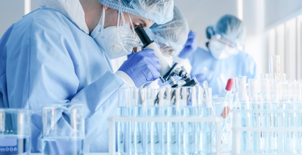 千库网_药物研究实验室中的生化研究科学家小组与显微镜合作研发考拉病毒疫苗_摄影图编号20180911.jpg